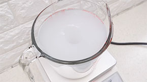 攪拌機で水酸化マグネシウムを水に溶かす