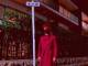 カズレーザー、戦慄のペストマスク姿で夜の通学路に立つ　「怖い怖い怖い」「ホラー映画の宣伝広告かと」
