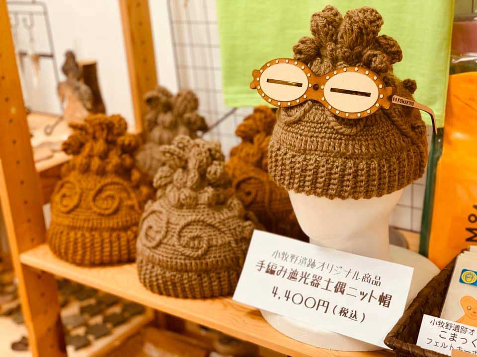 土偶のニット帽がかわいいと人気呼ぶ 縄文時代の遮光器土偶の頭部分をイメージ ねとらぼ