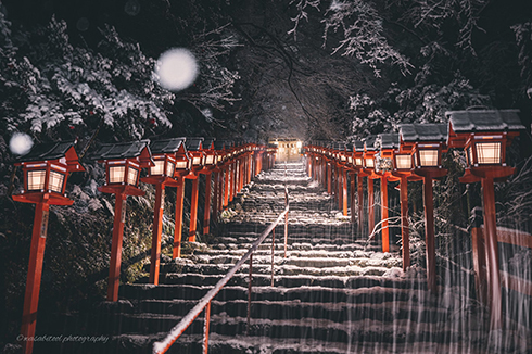 積雪と灯籠が美しい 白銀に包まれる京都の貴船神社が神秘的 ねとらぼ