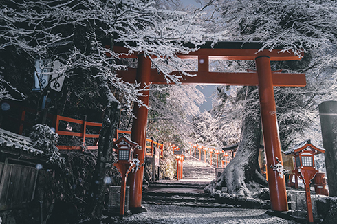 積雪と灯籠が美しい 白銀に包まれる京都の貴船神社が神秘的 ねとらぼ