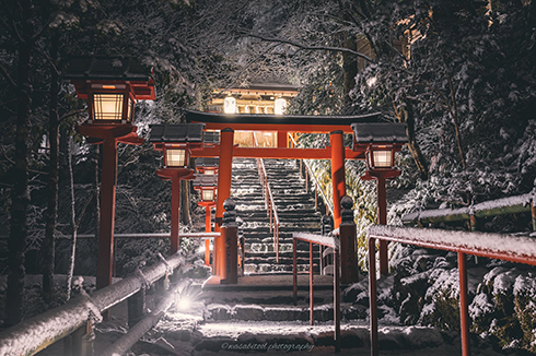 積雪と灯籠が美しい 白銀に包まれる京都の貴船神社が神秘的 ねとらぼ