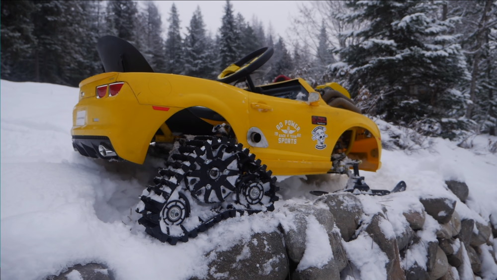 無限軌道とスキー板を履かせて雪原を爆走 スノーモービルに魔改造された「カマロ」キッズカーがおもしろすごい - ねとらぼ