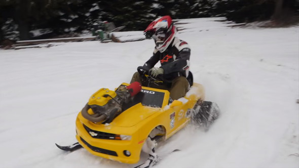 無限軌道とスキー板を履かせて雪原を爆走 スノーモービルに魔改造された「カマロ」キッズカーがおもしろすごい - ねとらぼ