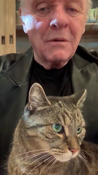 名優アンソニー ホプキンスが愛猫と おはよう 動画を投稿 リプ欄が猫だらけになるすてきな世界 1 2 ページ ねとらぼ