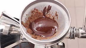 チョコレートをミンチマシンに入れる
