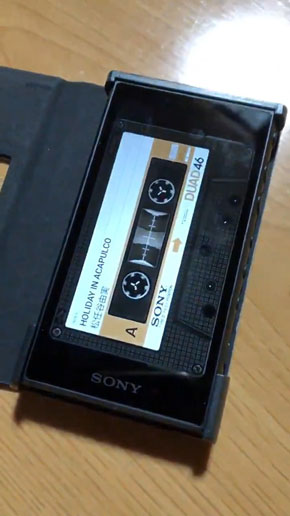 画面に回るカセットテープ、カバーを閉じると…… 「ウォークマン40周年 