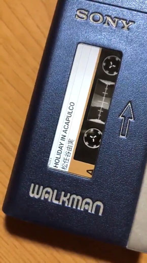 画面に回るカセットテープ、カバーを閉じると…… 「ウォークマン40周年 