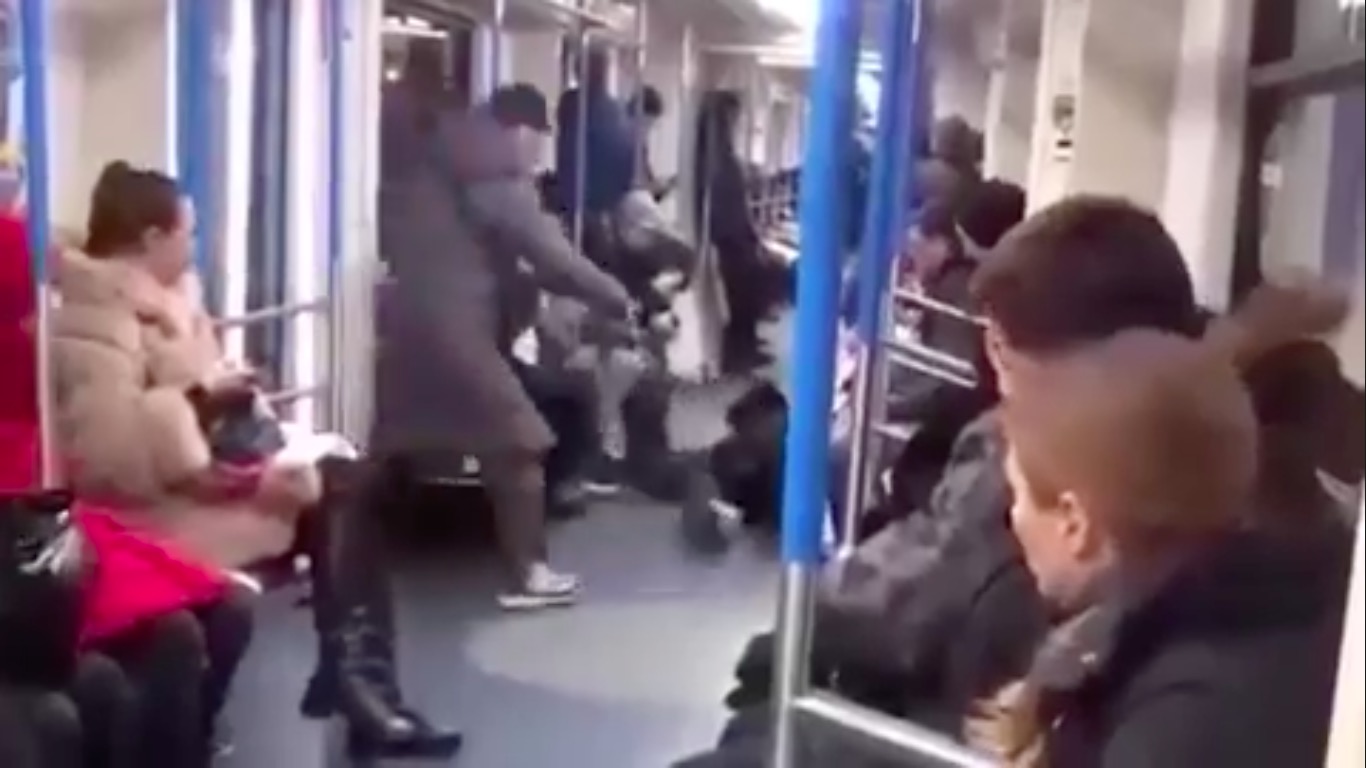 悪ふざけで懲役7年 新型コロナのふり ロシア モスクワの地下鉄車内で若者がイタズラ 動画きっかけで逮捕 ねとらぼ