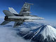 澄み渡る空に……　米海軍の戦闘攻撃機「スーパーホーネット」が富士山上空を飛ぶ姿が撮影される