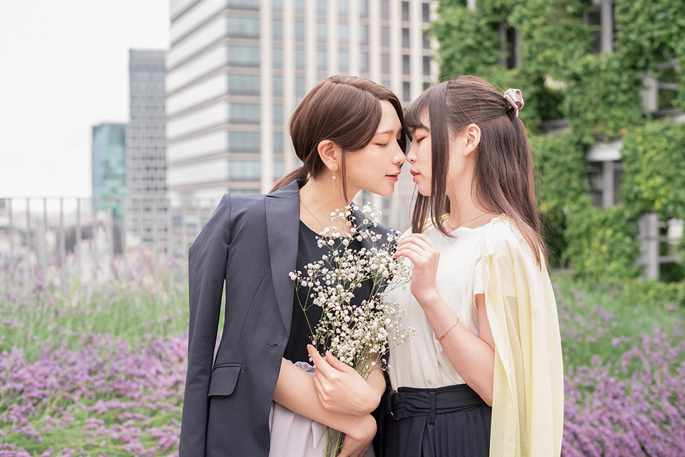 百合好き集まれー！ 肌色大好きな女性カメラマン、羊肉るとんの“百合写真集”にあまつ様やツナマヨら登場（1/2 ページ） - ねとらぼ