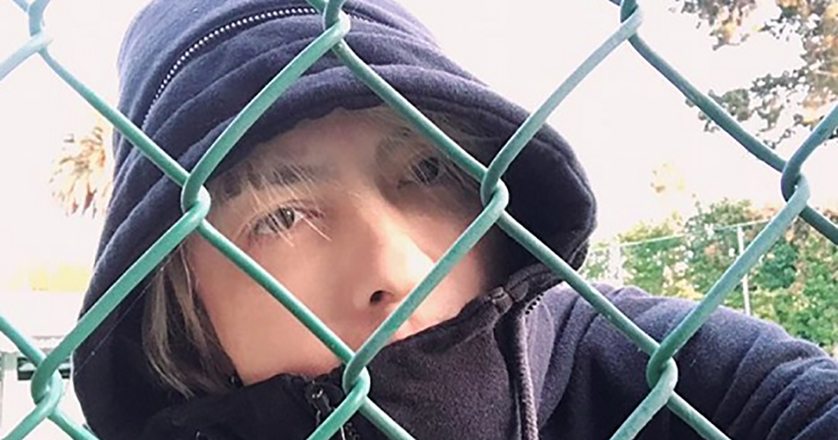 Hyde 外出禁止令が出されたロサンゼルスで金網越しの憂いの表情 ファンから フェンス越しが不自由さを感じます の声 1 2 ページ ねとらぼ