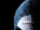 “IKEAのサメを怖そうに撮ってたら1日が終わった”　かわいいサメがホラーに変身……？　違いが驚きでかわいい