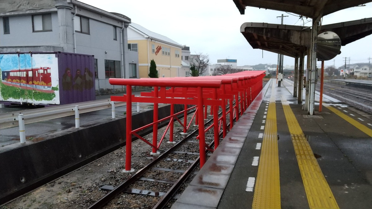 線路上に基の鳥居がずらり 山口 長門市駅に現れた真っ赤な鳥居のトンネルが話題に Jr西日本に詳細を聞いた ねとらぼ