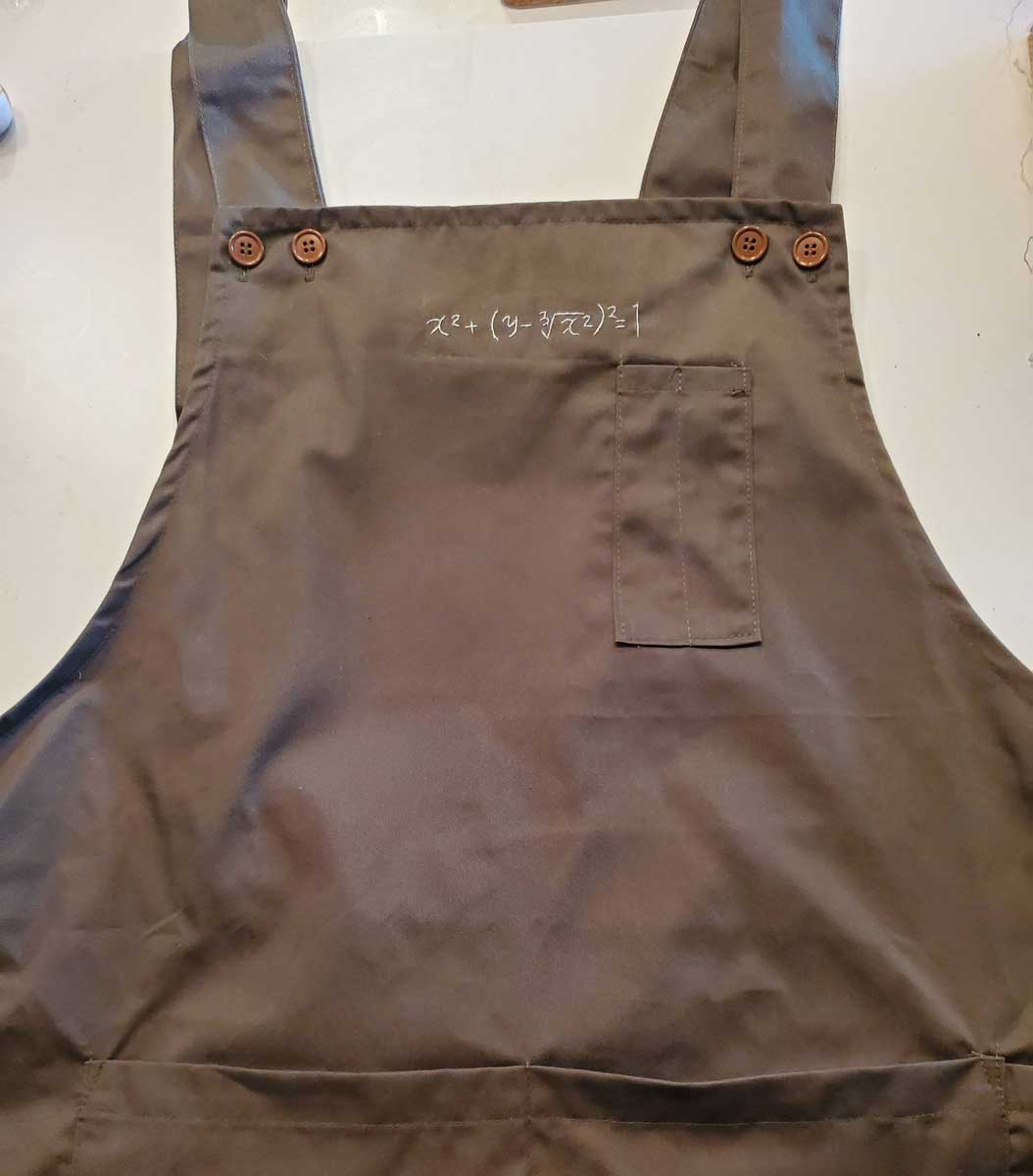 奥さんからもらったエプロンに謎の数式 解いてみたら 愛 を感じる刺しゅうに 惚れる ステキすぎる の声 ねとらぼ