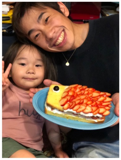 織田信成、メロメロな第4子長女の写真をブログで初公開 「フィジカルでは兄達を上回っているかも…」 - ねとらぼ