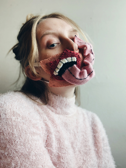 マスクから長い舌がベロ ン モンスターっぽくなる手編みマスクがシュール ねとらぼ