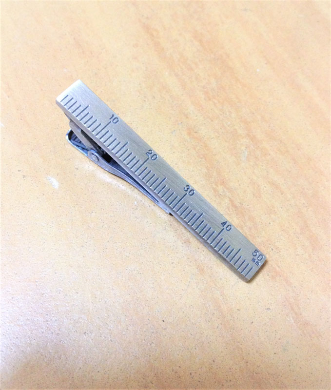 定規風のネクタイピンがかわいい そしてだいたい5センチくらいの長さを急に測りたくなったときに便利 ねとらぼ