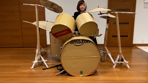 ドラムたたけないから ダンボールで作ったった コロナ禍で活動自粛のドラマーがamazonロゴのドラムセットを制作 ねとらぼ