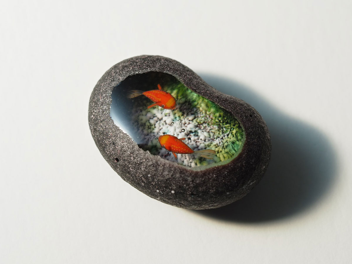 ガラスで作られた「魚石」がロマンの塊　伝承に登場する「内側を魚が泳いでいる石」が一目惚れしちゃう美しさ（1/2 ページ）