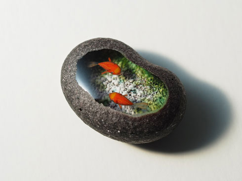 ガラスで作られた 魚石 がロマンの塊 伝承に登場する 内側を魚が泳いでいる石 が一目惚れしちゃう美しさ 1 2 ページ ねとらぼ