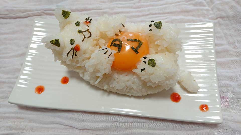 かわいい タマごかけご飯 が誕生 黄身を抱えたニャンコtkgが これは食べられない と人気呼ぶ L Miya 06tamagokake02 Jpg ねとらぼ