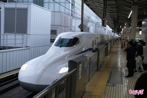 歴代車両がずらり 東海道新幹線「のぞみ」30周年記念、幅約75センチの