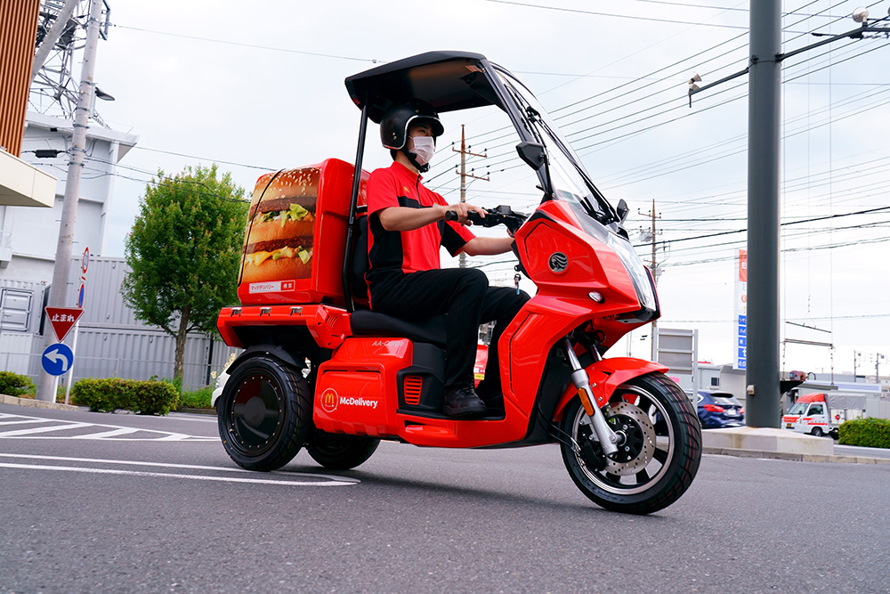 真っ赤なマシンでお届け マクドナルド デリバリーサービスに最新電動3輪バイクを導入 1 2 ねとらぼ