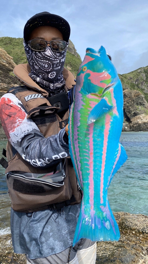 「とんでもない色の魚が釣れた」「絵筆洗うバケツの中みたいな色」　沖縄で釣り上げられたド派手怪魚の正体とは