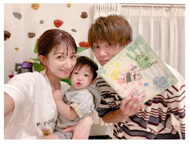 杉浦太陽 父の日に子どもたちから手形 メッセージ色紙 パパは嬉しいです 家族 最高です ねとらぼ