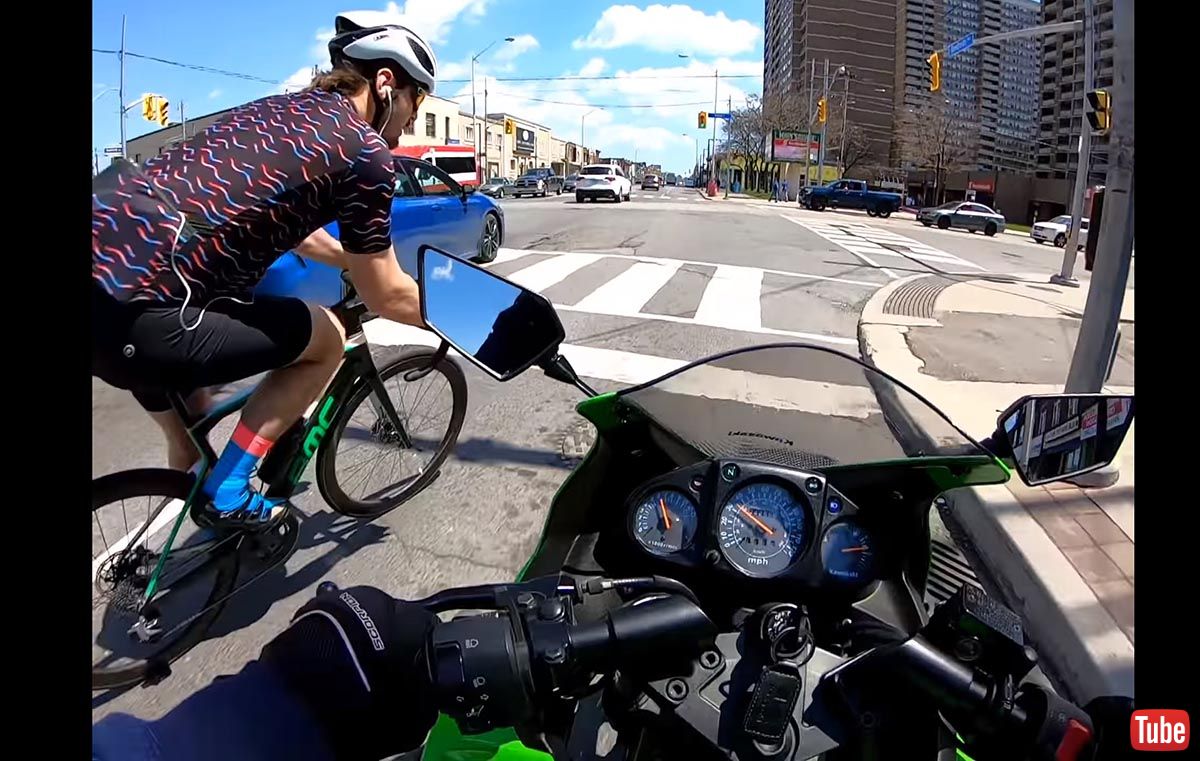 これどっちが悪いの 交差点で自転車とバイクが接触 事故映像きっかけに海外で大激論 ねとらぼ