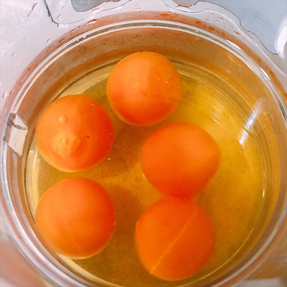 ただの生卵やん 生卵 ではない レモンティーにアイスの実を入れてみたらどう見ても 生卵 になる ねとらぼ