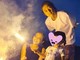PINKY、花火で遊ぶ家族写真　3歳の娘を見守る窪塚洋介と長男・愛流にほっこり