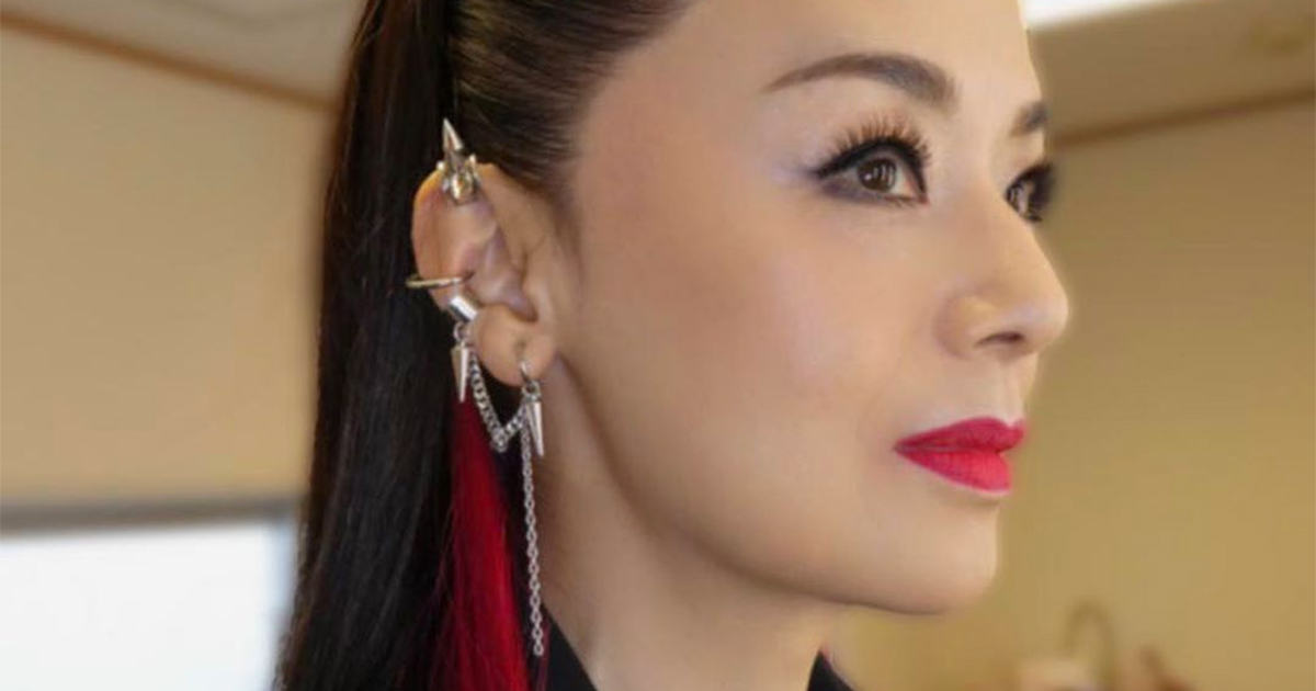 ここまでロックなのは初めて 大地真央 64歳にしてジャラジャラ軟骨ピアス 赤メッシュのパンクロッカーに ねとらぼ