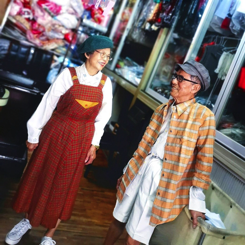台湾クリーニング店の80代夫婦が世界で大人気 引き取りのない服を着こなす姿がおしゃれでステキ ねとらぼ