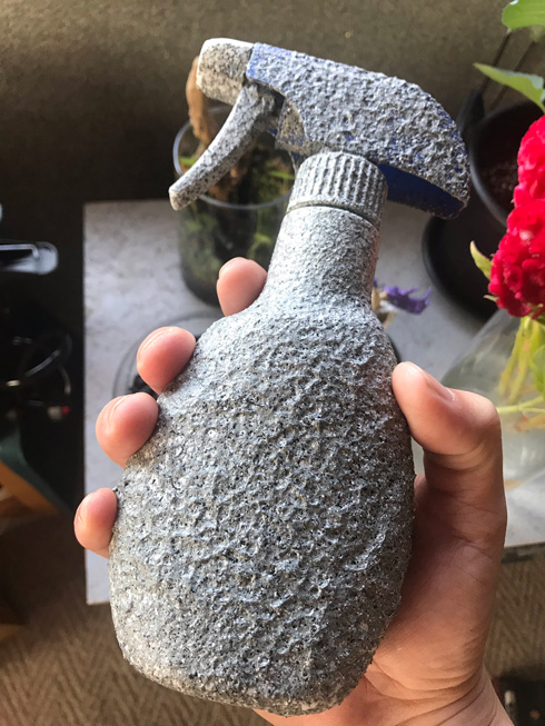石化されたスプレーボトル