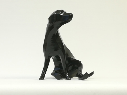犬の黒い彫刻