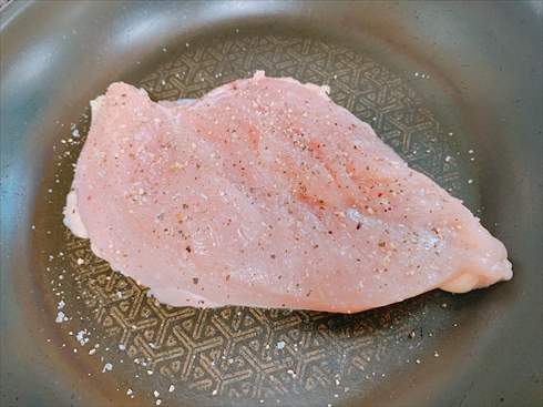 放置するだけで鶏むね肉が パリパリ ジューシー に仕上がる最強の焼き方 30分チキン を試してみた ねとめし 1 2 ページ ねとらぼ