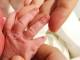 「ニッチェ」江上、“小さな手”包む幸せショットで第1子男児出産を報告　「笑い声の絶えない家庭にしていきたい」