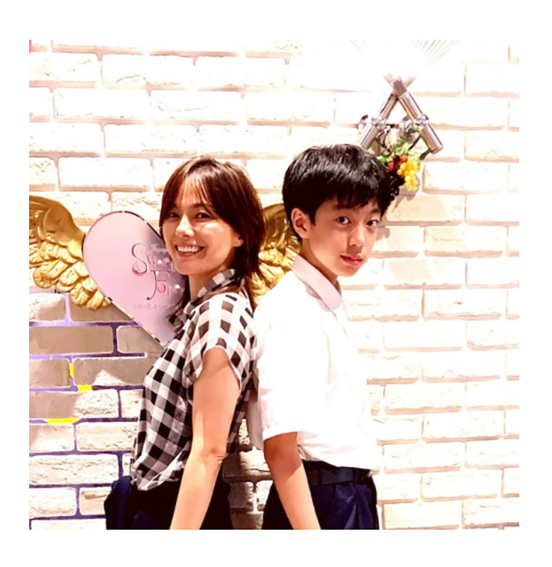 相川七瀬 13歳次男に身長を抜かれた2ショット公開 あっという間の逆転で 何事もたのしんで大きくなって 1 2 ページ ねとらぼ