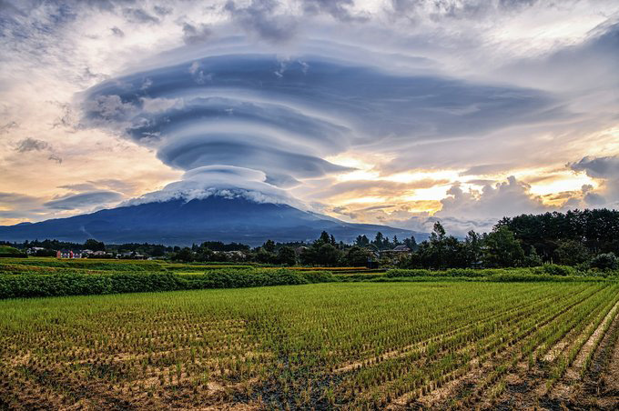 富士山に現れた巨大な“つるし雲” 超ミステリアスな光景に「ラピュタみたい」「異次元に行けそう」（1/2 ページ） - ねとらぼ