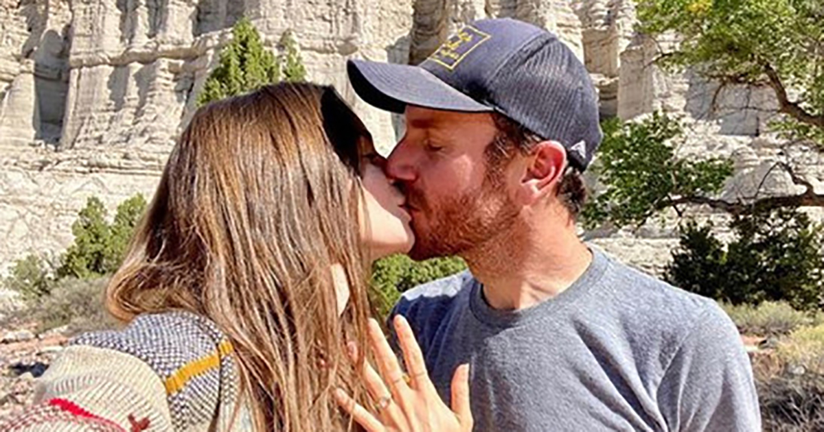 あと1センチの恋 主演のリリー コリンズ 幸せ溢れるキスショットでアメリカ人映画監督との婚約を報告 ねとらぼ