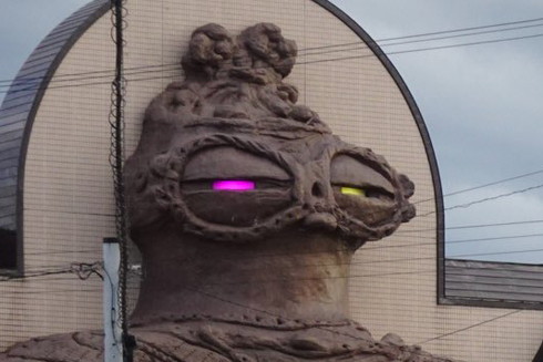 ラスボス感 目からビーム出そう 青森県のとある駅に設置された超巨大 土偶 が話題に 七色に光る目で怪しさmax ねとらぼ