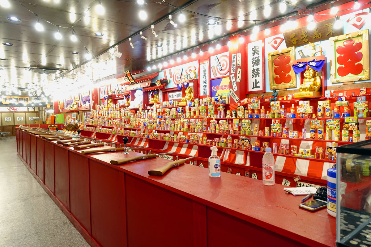 大阪 新世界に大衆娯楽遊戯場 秘宝館本店 オープン 日本最大の射的場 に行ってみたぞ ねとらぼ