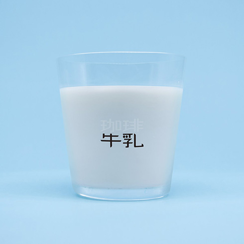 すばらしい発想の「珈琲牛乳のグラス」　注ぐ飲みものに合わせて浮き出る文字が変化する