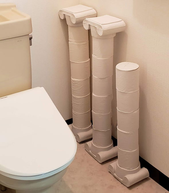 トイレが神殿に……？ トイレットペーパーを「古代ローマの柱」風に保管