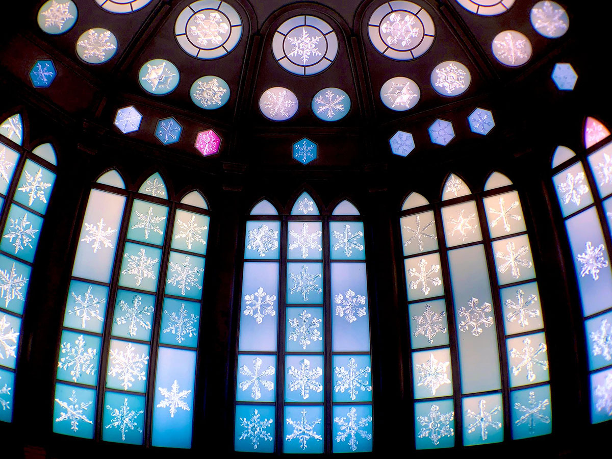 コロナ禍で閉館した 雪の美術館 が美しすぎると話題 雪の結晶のステンドグラス アナ雪 のような結婚式場 1 2 ページ ねとらぼ