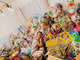 スザンヌ、地元・熊本の豪雨被災地へ3回目の物資配布　部屋中にあふれる“大量のお菓子”を披露