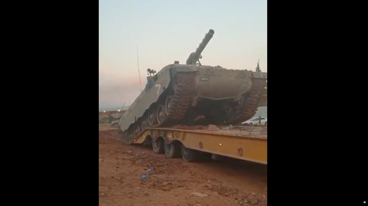 ひっくり返った姿がシュールすぎる イスラエルで戦車が積み込み作業中に転落 事故の様子を捉えた映像が海外で話題に ねとらぼ