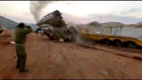 ひっくり返った姿がシュールすぎる イスラエルで戦車が積み込み作業中に転落 事故の様子を捉えた映像が海外で話題に ねとらぼ